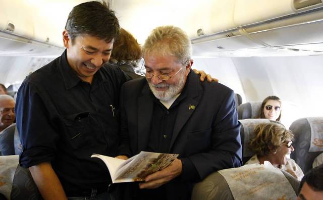 Ex-presidente Lula recebe livro Ainda Existe esperança  Lula-recebe-livro-adventista-2
