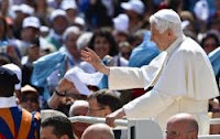 Família tem de ser defendida da sobrecarga laboral e domingo deve ser dia livre, sublinha Papa Papa-bento-xvi
